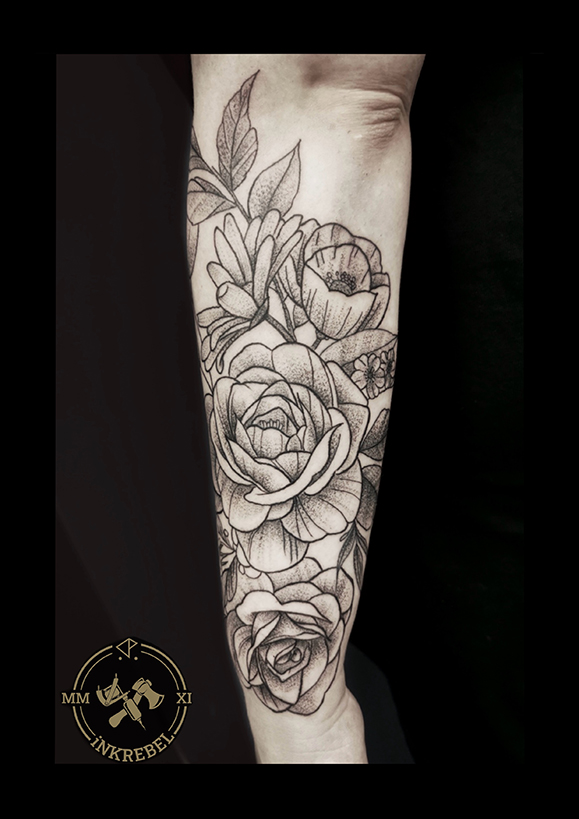 Neotraditional Blumen Tattoo mit Fineline-Elementen aus Berlin