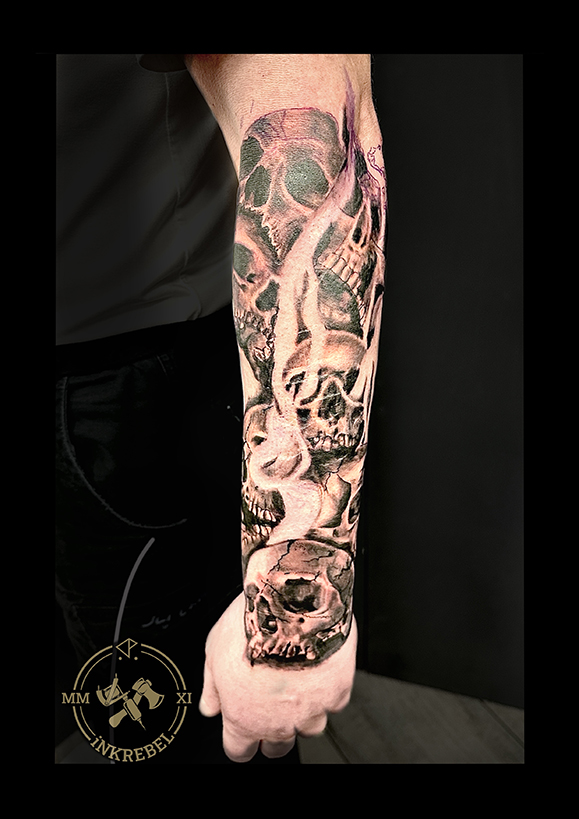 Realistisches Sleeve Tattoo mit Schädeln aus Berlin