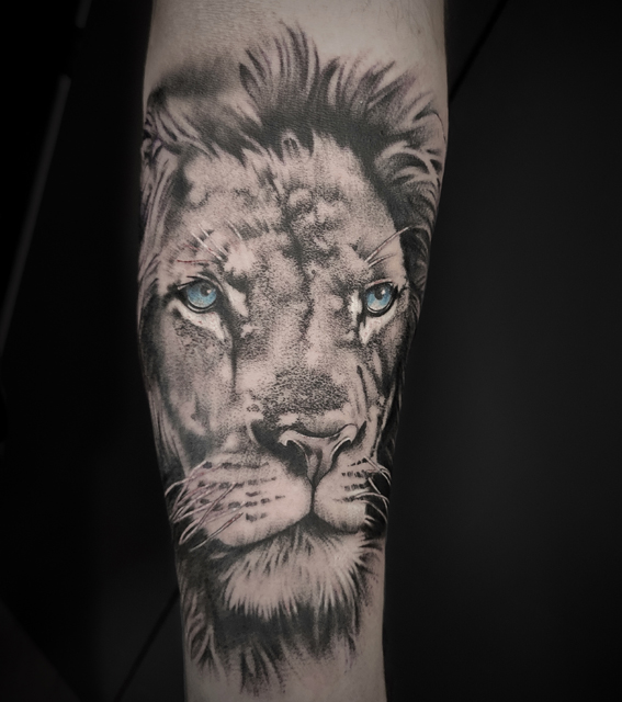 Realistisches Löwen Tattoo mit blauen Augen aus Berlin