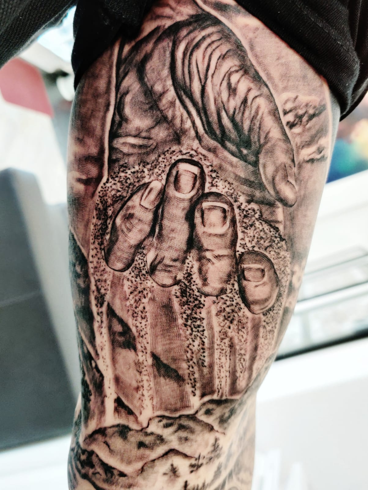 Realistisches Hand-Tattoo in Berlin von Tiba Tattoo